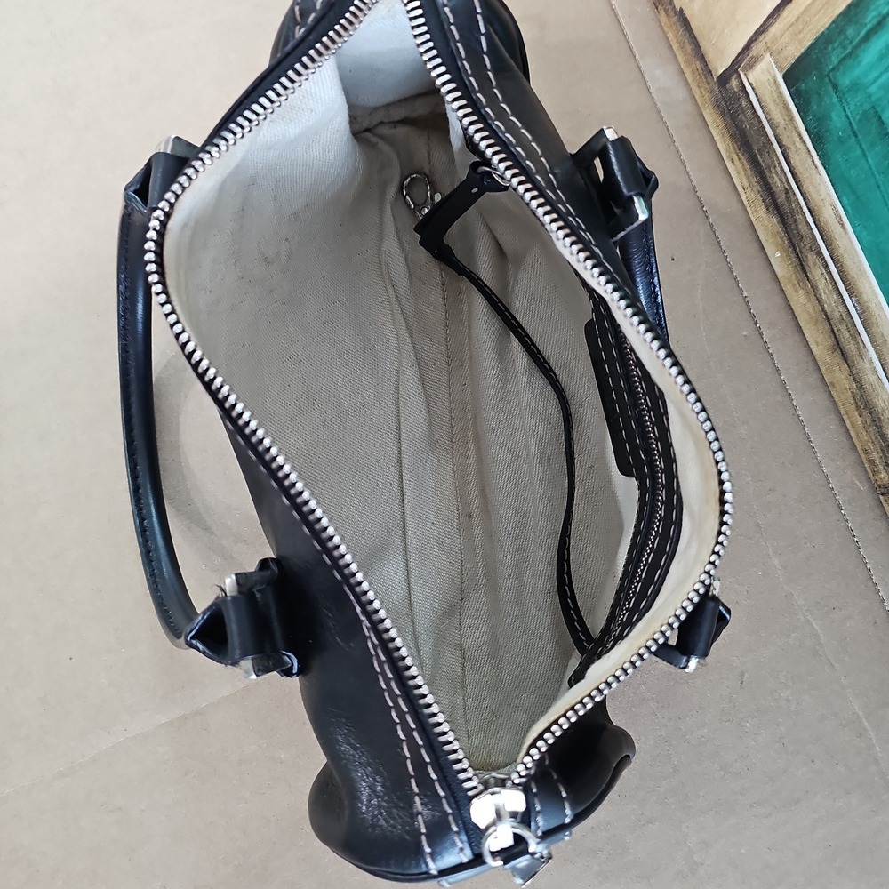 Michael Kors Women's Leather Handbag - Picture 7 of 8